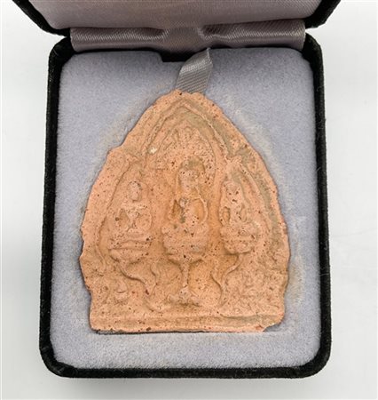 Tavoletta votiva Tsa-Tsa buddista in argilla, raffiguranti divinità. Tibet o Mo