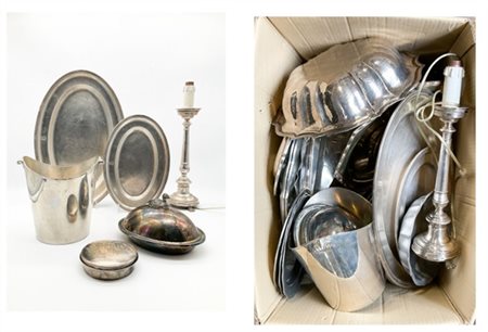 Cartone contenente numerosi oggetti in metallo argentato, peltro e altri materi