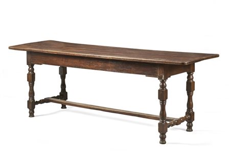 Tavolo in noce di forma rettangolare con gambe e traverse tornite a rocchetto.