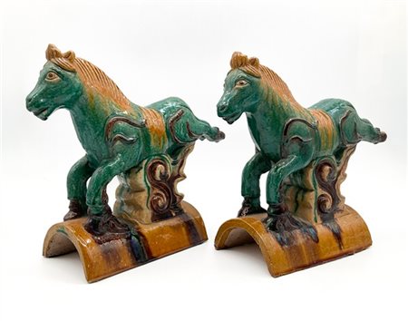 Due tegole in ceramica smaltata nei toni del marrone e verde modellate come un