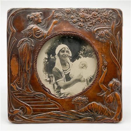 Cornice portafoto Liberty di forma quadrata in cuoio con figure a rilievo. Ital