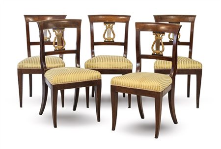 Gruppo di cinque sedie in noce con schienale a giorno centrato da cartella a li