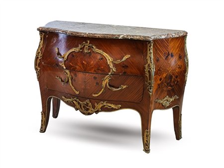 Cassettone bombato in stile Luigi XV impiallacciato in mogano e intarsiato a mo