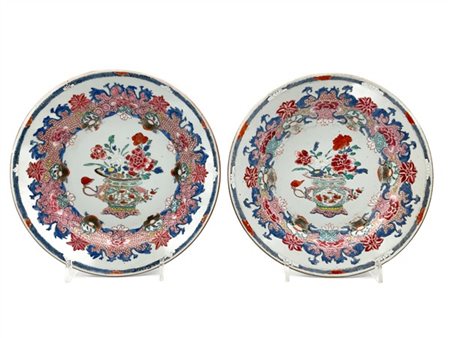 Coppia di piatti in porcellana policroma Famiglia Rosa con soggetto naturalisti