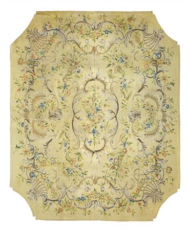 Tappeto Aubusson, Francia, secolo XX. Di forma sagomata. Decoro con bouquet di