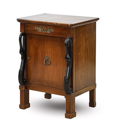 Comodino in noce con fronte ad un'anta e un cassetto, montanti a collo di cigno