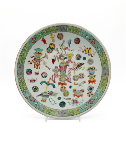 Piatto in porcellana policroma Famiglia Rosa decorato con oggetti antichi, prez
