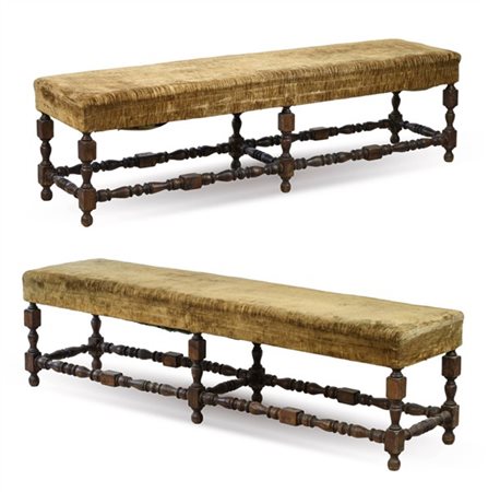 Coppia di antiche panche in noce con gambe e traverse tornite a rocchetto (cm 1