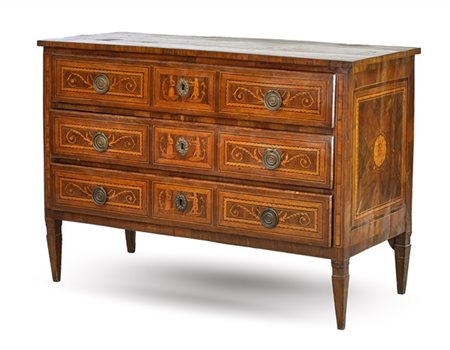 Cassettone lastronato filettato e intarsiato in noce e legno chiaro, fronte a t