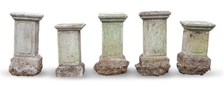 Gruppo di quattro piedistalli a plinto con decori scanalati (cm 37x72x37), unit