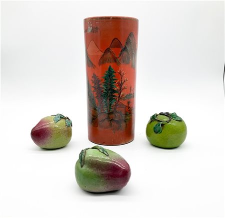 Manifatture orientali. Lotto composto da tre modelli di frutti ed un vaso in po