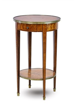 Tavolino bouillotte di forma circolare con profili in ottone, gambe rastremate