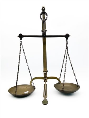 Lotto composto da due bilance delle quali una con base e cofanetto per pesi in