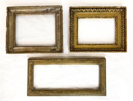 Lotto composto da tre diverse cornici in legno dorato. Secolo XIX (cm max 17x43