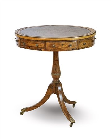 Tavolo tondo da centro in mogano e legni vari, quattro cassetti nella fascia di