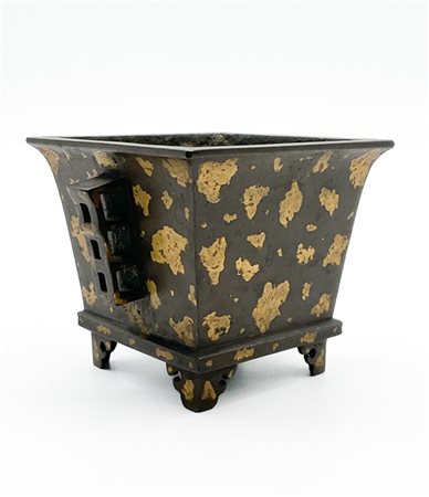 Incensiere biansato in bronzo spruzzato d'oro. Sollevato su quattro supporti an