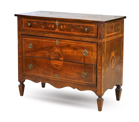 Cassettone in noce filettato e intarsiato in legni vari, fronte a tre cassetti