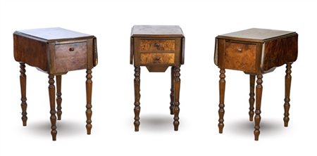 Gruppo di tre tavolini ad alette in legni vari con gambe tornite, due cassetti