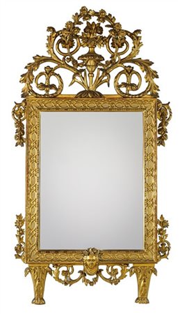 Specchiera con cornice in legno intagliato e dorato con decori concatenati e co