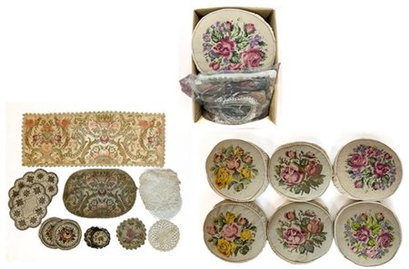 Lotto composto da numerosi cuscini e tessuti di varie fogge e dimensioni (difet