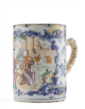 Boccale in porcellana dipinta in policromia raffigurante scene di vita comune.