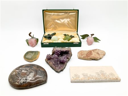 Scatola contenente numerosi oggetti in pietra dura, fossili, geode e altri mate