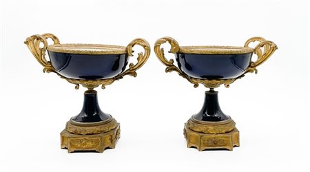 Manifattura francese, secolo XIX. Coppia di alzate a coppa biansata in porcella