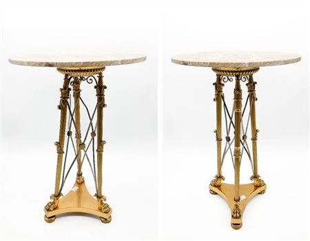 Coppia di gueridon tripodi in bronzo dorato con gambe scanalate terminanti a za