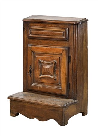 Inginocchiatoio in noce con fronte ad un'anta bugnata e un cassetto. Secolo XVI