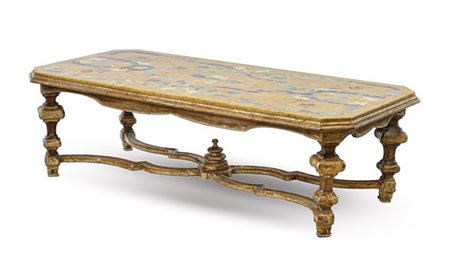 Tavolo da salotto in legno dorato con angoli smussati e gambe sagomate riunite