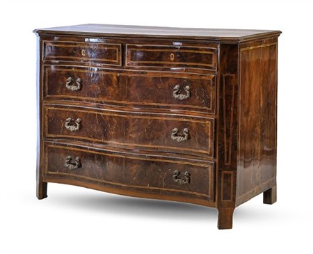 Cassettone lastronato in noce e radica di noce con filettature, fronte mosso a