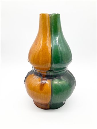 Vaso a doppia zucca a tre bocche in terracotta con invetriatura Sancai
Cina, di
