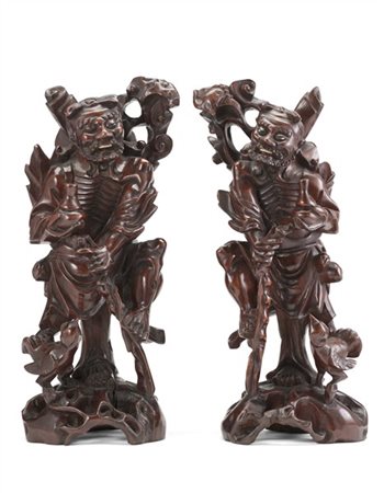 Coppia di Shoulao in legno scolpito a tutto tondo con dettagli in osso, su base
