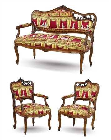 Salotto in stile barocchetto in noce intagliato composto da divanetto e coppia