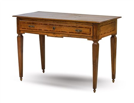 Scrittoio da centro in noce filettato in legni vari, fronte a un cassetto e gam