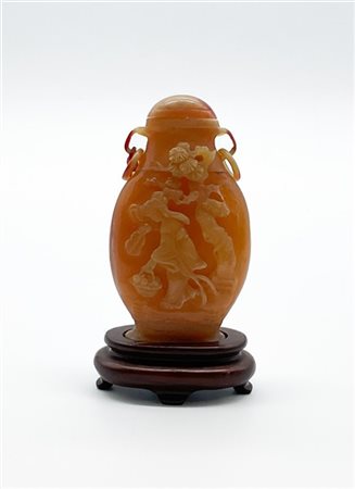 Vasetto in corno color ambra scolpito con figura orientale ed un albero sul rec