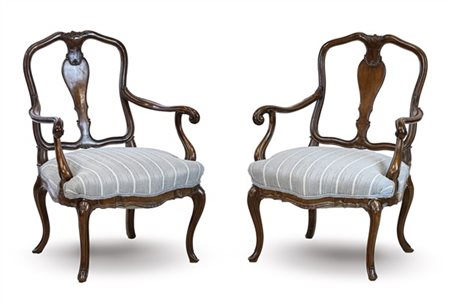 Coppia di poltroncine da camera in stile settecentesco con braccioli terminanti
