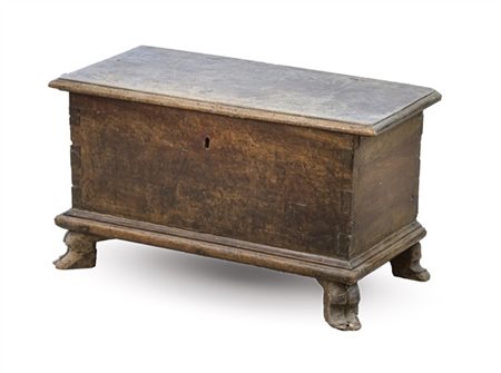 Piccola cassapanca in noce con piano ribaltabile e piedi mossi. Secolo XVIII (c