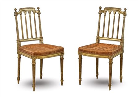Coppia di sedie in legno intagliato e dorato, schienale sagomato con montanti a