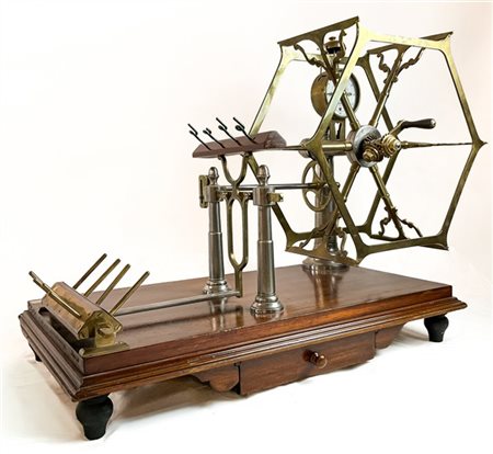 Arcolaio da tavolo vittoriano sormontato da campanello su base in mogano con ca