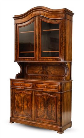 Credenza con vetrina a due corpi impiallacciata in noce e radica di noce, parte