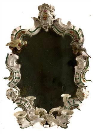 Manifattura del secolo XIX. Ventola a due luci in maiolica dipinta in policromi