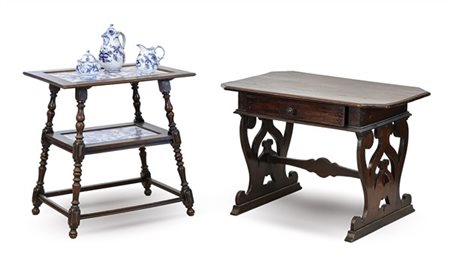 Lotto composto da un tavolino in legno tornito con doppio ripiano in porcellana