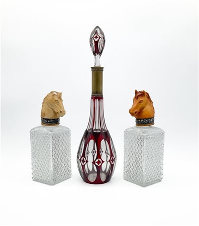 Lotto composto da una bottiglia con tappo in vetro rosso molato con collo in me