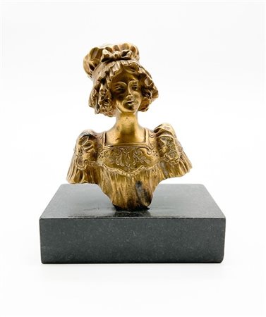Eugene Hannoteaux (Secolo XIX-XX)
Busto di fanciulla con cuffia
Bronzo dorato s
