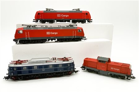 Lotto composto da una locomotiva elettrica Gutzold DB 156.001-0 e tre locomotiv