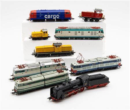 Lotto di nove locomotori di differenti modelli e marche, in un cartone (difetti