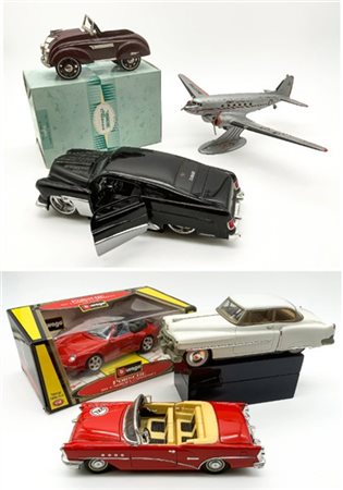 Lotto di due cartoni contenenti numerosi modellini di automobili, un aeroplano
