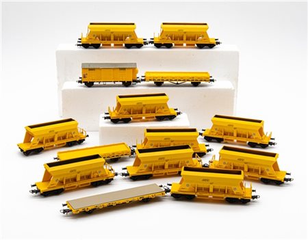 Scatola contenente numerosi carri cantiere ferroviario principalmente a marchio