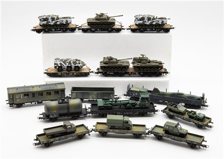 Scatola contenente numerosi convogli militari assortiti (difetti e piccole manc